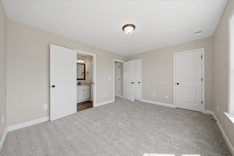 Spacious, unfurnished interior of a new home in Bent Tree, Gaffney (Image 29).