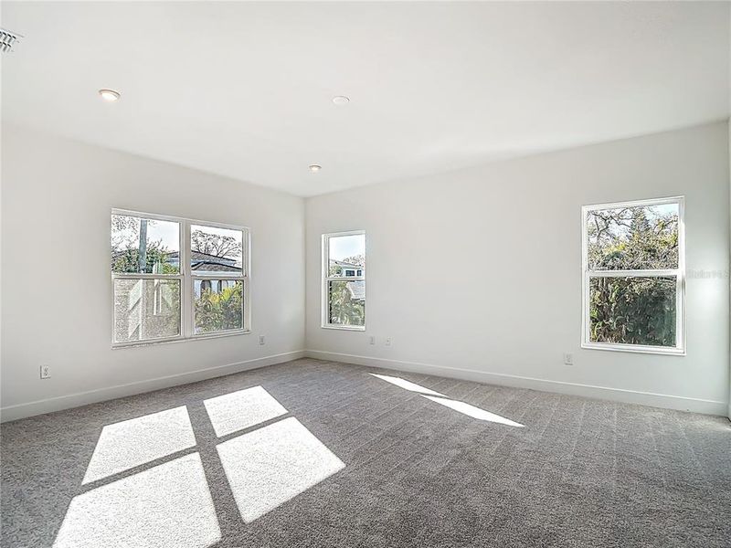 Spacious, unfurnished interior of a new home in , Tampa (Image 81).