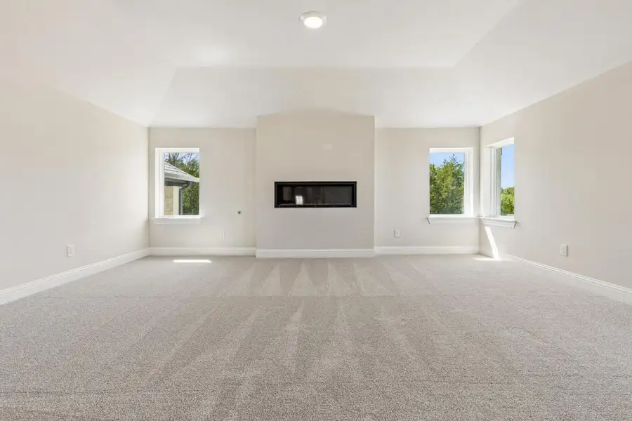 Spacious, unfurnished interior of a new home in Heath Golf & Yacht Club, Heath (Image 22).