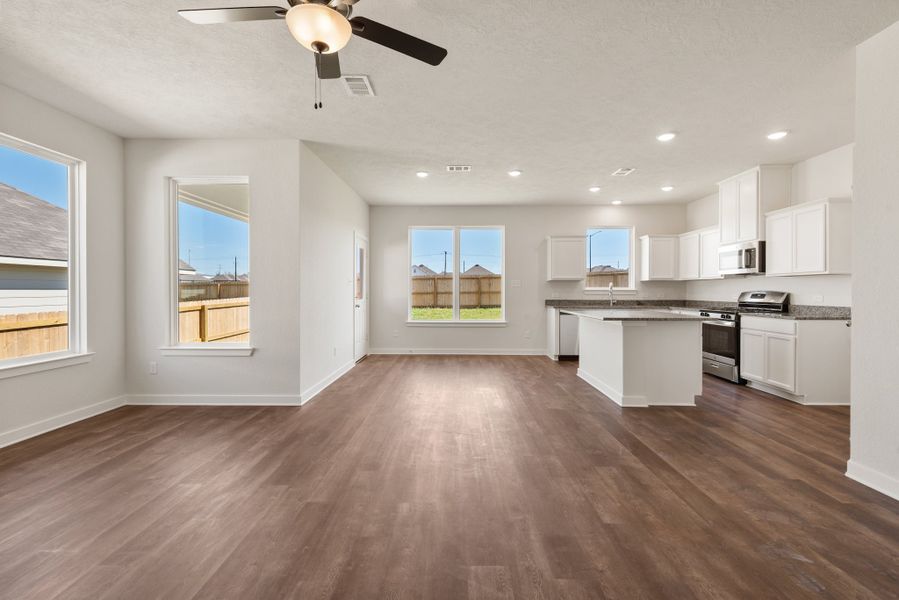 Spacious, unfurnished interior of a new home in Arrowhead Farms, Caldwell (Image 7).