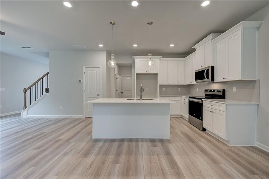 Furnished interior view inside a new home in Abbotts Crossing, Conyers (Image 7).
