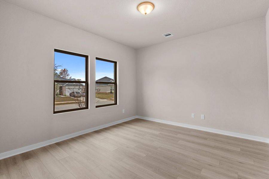 Spacious, unfurnished interior of a new home in Westridge Cove, Conroe (Image 18).