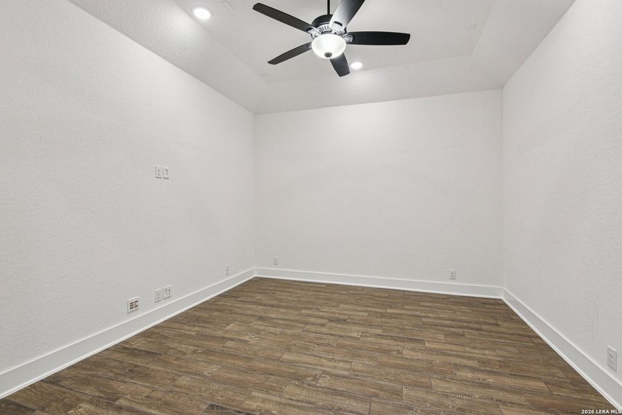 Spacious, unfurnished interior of a new home in Waldsanger, New Braunfels (Image 50).