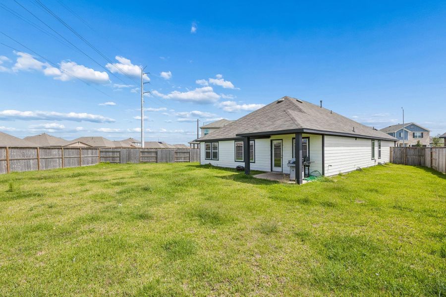 Exterior details and patio area of a home in Ambrose, La Marque (Image 3).