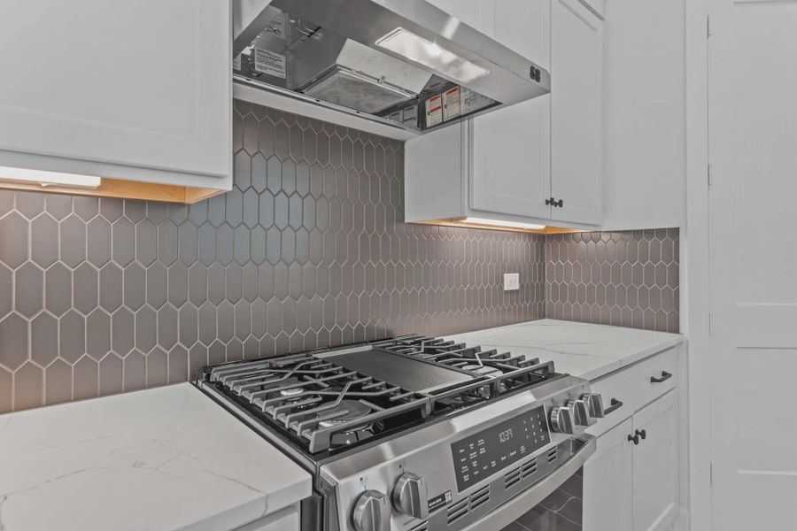 Representative interior finishes for a home built from the Augusta by Chesmar Homes in Riceland Alley Loads, Mont Belvieu (Image 12).