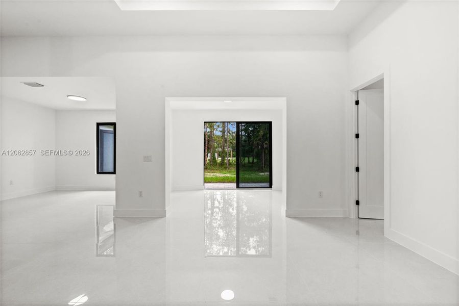Spacious, unfurnished interior of a new home in , Lehigh Acres (Image 21).