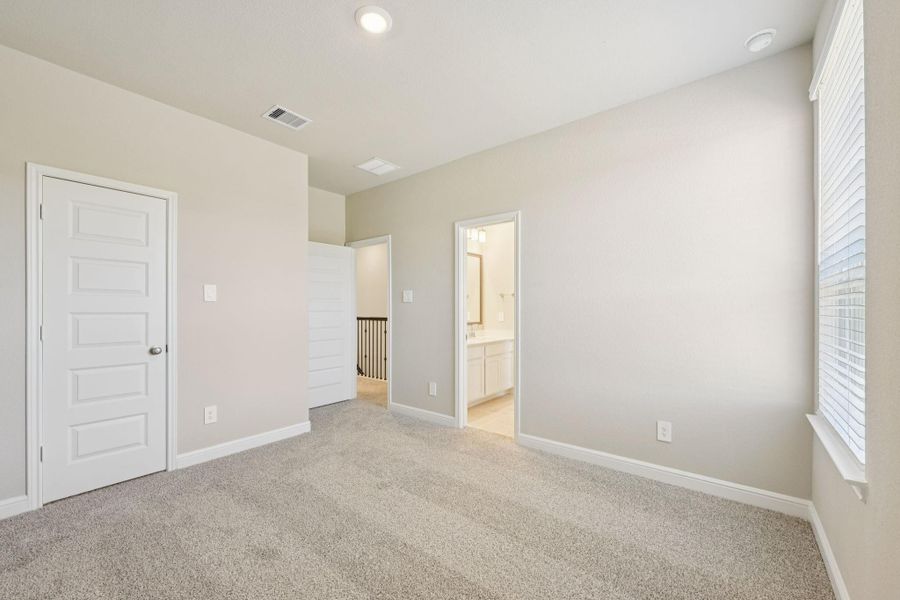 Spacious, unfurnished interior of a new home in Kemah Crossing - Luxe Series, Kemah (Image 24).