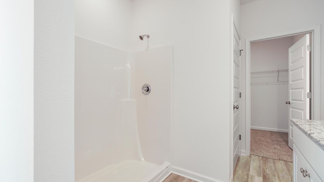 Spacious, unfurnished interior of a new home in Owl's Head East, Freeport (Image 19).