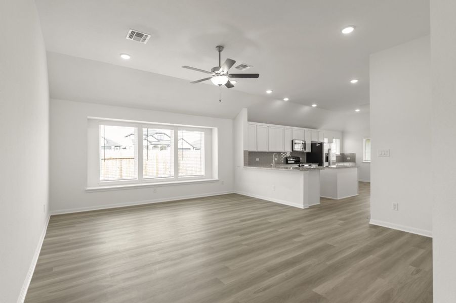 Spacious, unfurnished interior of a new home in Village at Three Oaks, Seguin (Image 18).