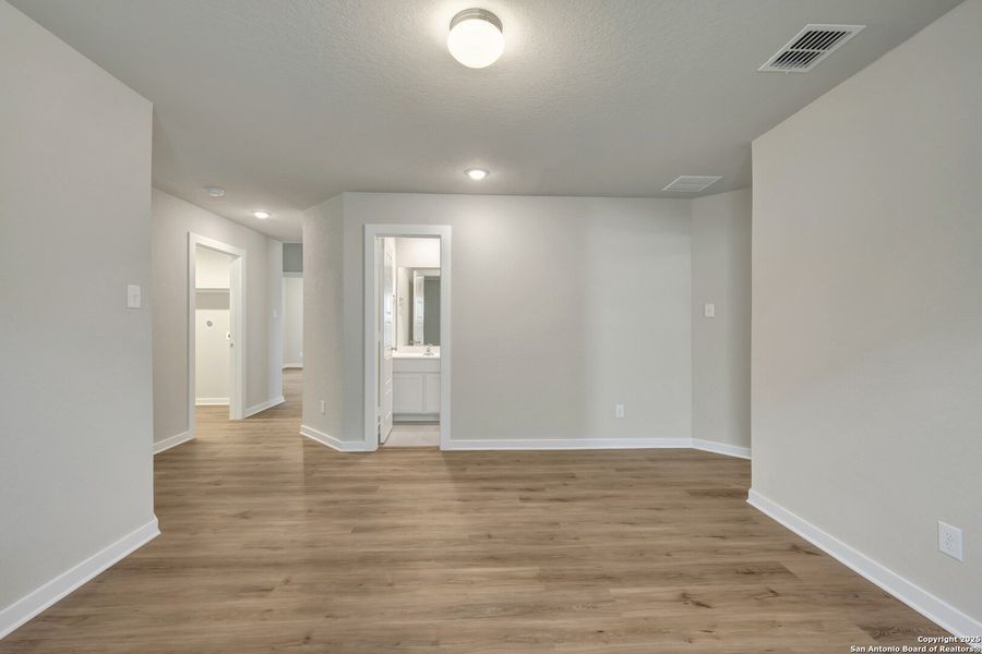 Spacious, unfurnished interior of a new home in Winding Brook, San Antonio (Image 25).