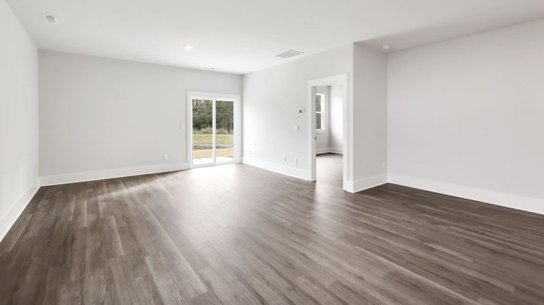 Spacious, unfurnished interior of a new home in Vineyard Trail, Jacksonville (Image 19).
