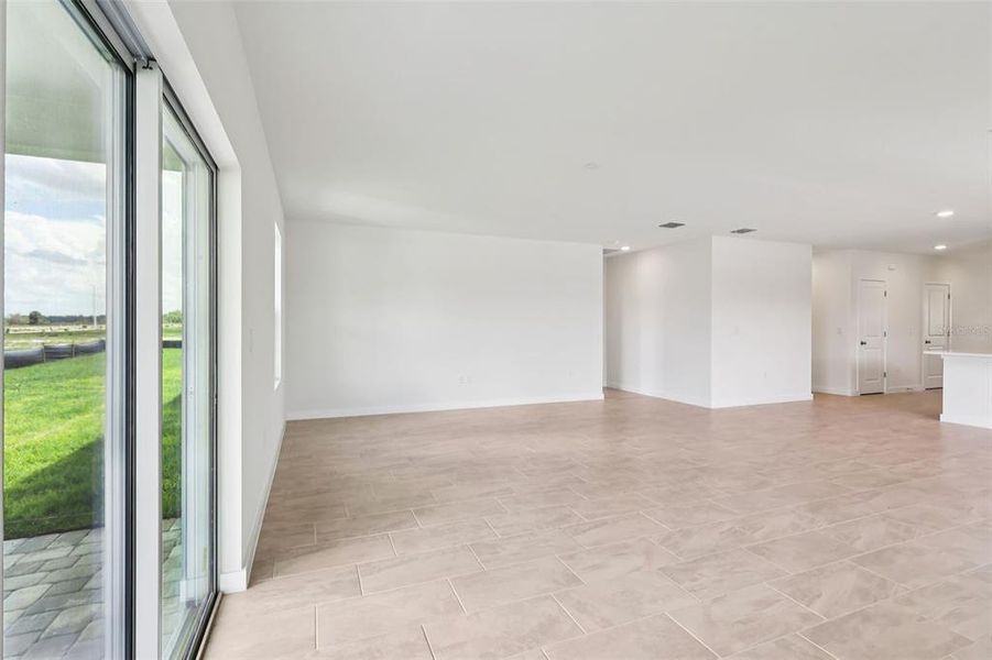 Spacious, unfurnished interior of a new home in Willowbrook North, Winter Haven (Image 16).