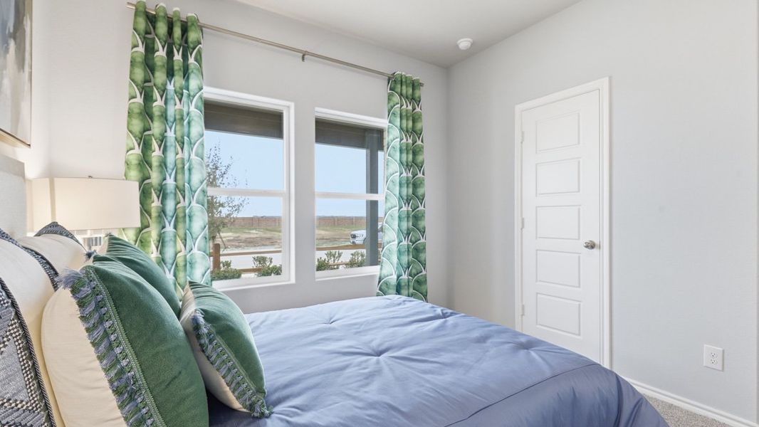 Representative furnished interior of a home built from the Plan by D.R. Horton in Bella Vista, Granbury (Image 22).