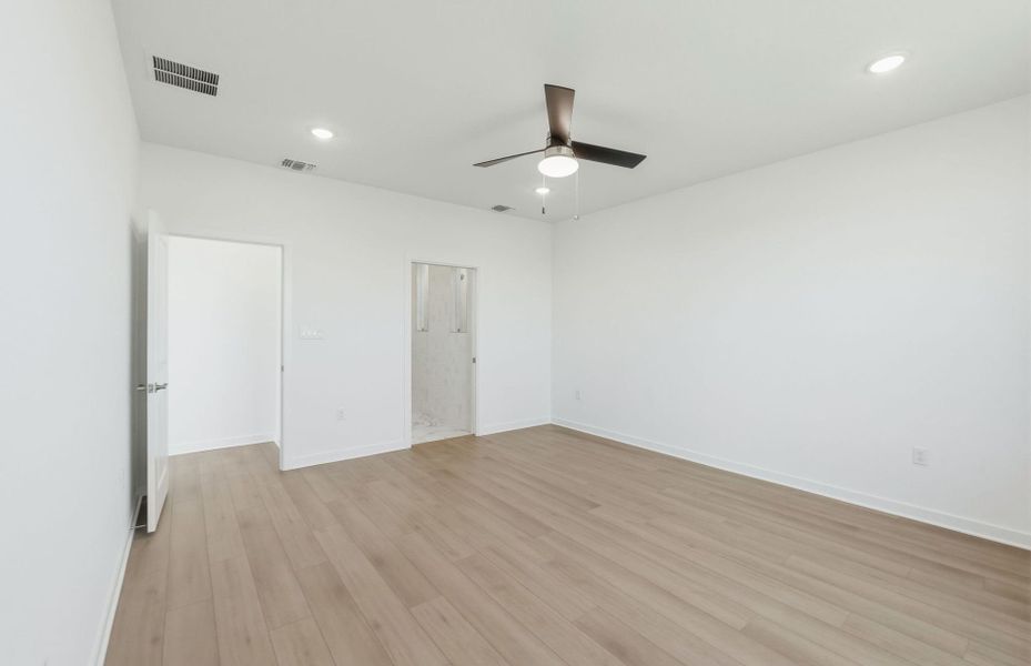 Spacious, unfurnished interior of a new home in Del Webb Austin at Lost Pines, Bastrop (Image 16). Spacious, unfurnished interior of a new home in Del Webb Austin at Lost Pines, Bastrop (Image 16).