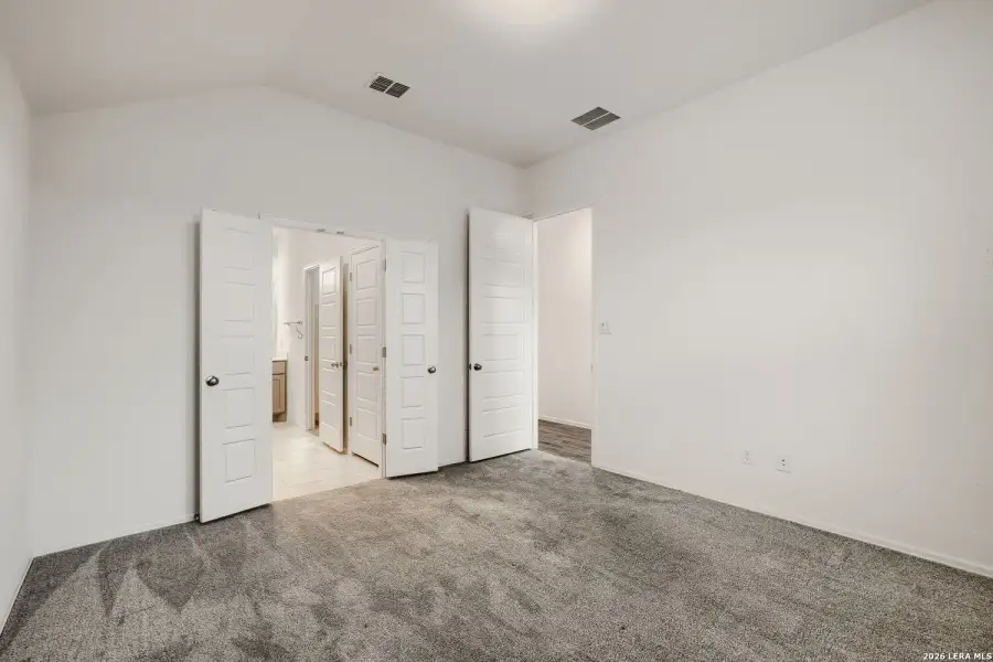 Spacious, unfurnished interior of a new home in Ladera, San Antonio (Image 19).