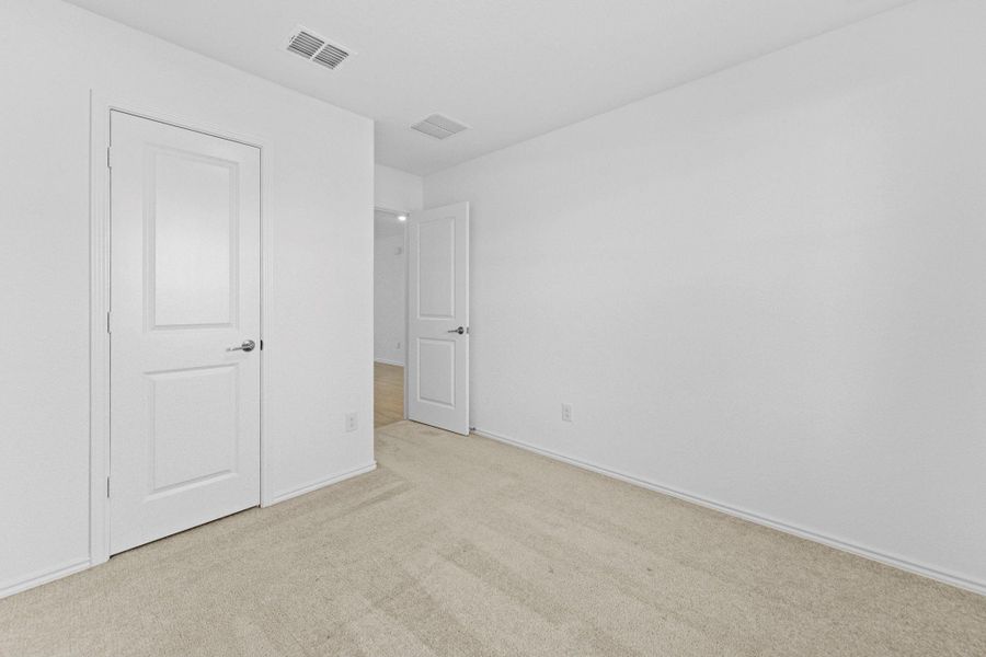 Spacious, unfurnished interior of a new home in Schriber Ranch, Mustang Ridge (Image 22).