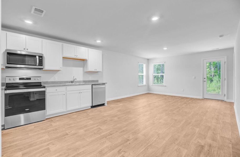 Furnished interior view inside a new home in Stone Ridge, Moncks Corner (Image 5).