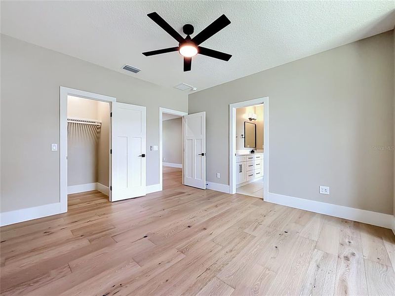 Spacious, unfurnished interior of a new home in , Howey-in-the-Hills (Image 32).