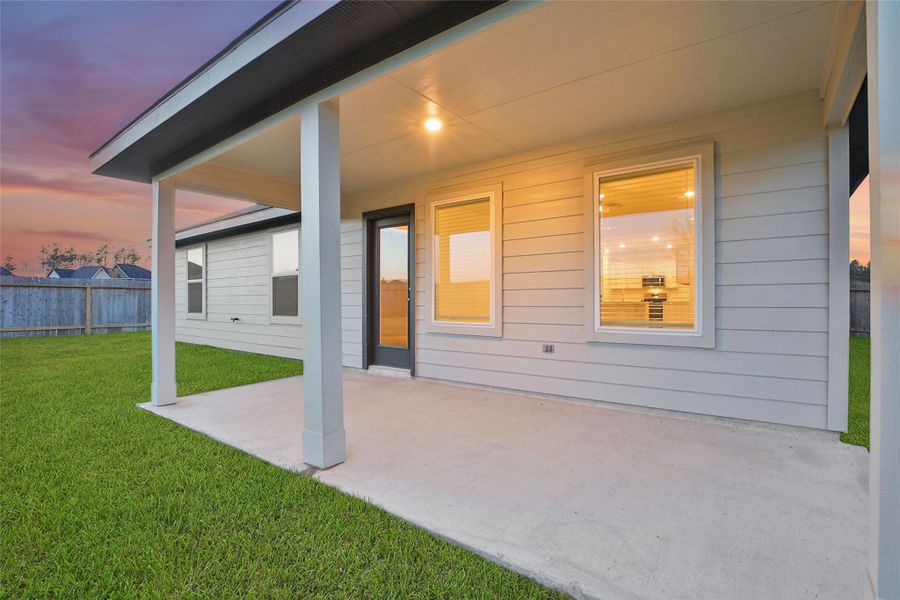 Exterior details and patio area of a home in Silverthorne, Conroe (Image 3).