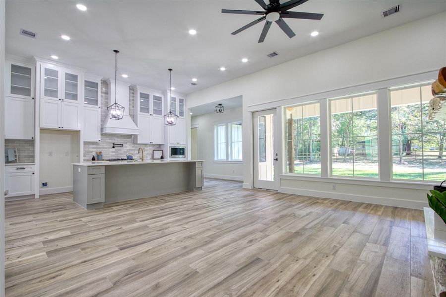 Huge open floor plan great for entertaining. Huge open floor plan great for entertaining.