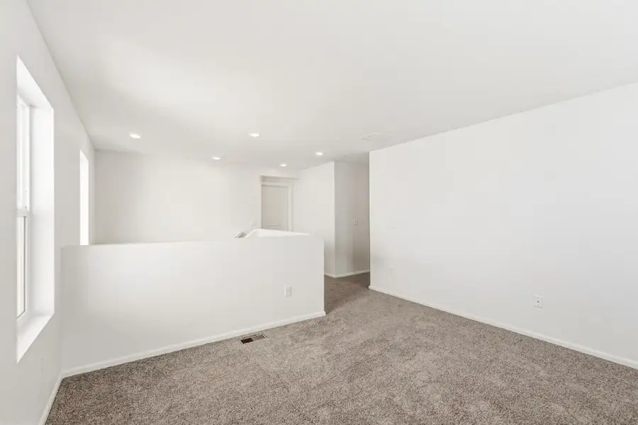 Spacious, unfurnished interior of a new home in Murphy Creek Classic, Aurora (Image 7).