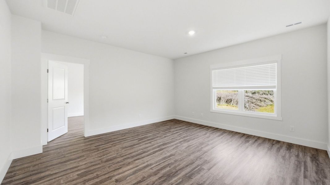 Spacious, unfurnished interior of a new home in Saint Andrews Garth, Kingsport (Image 21).