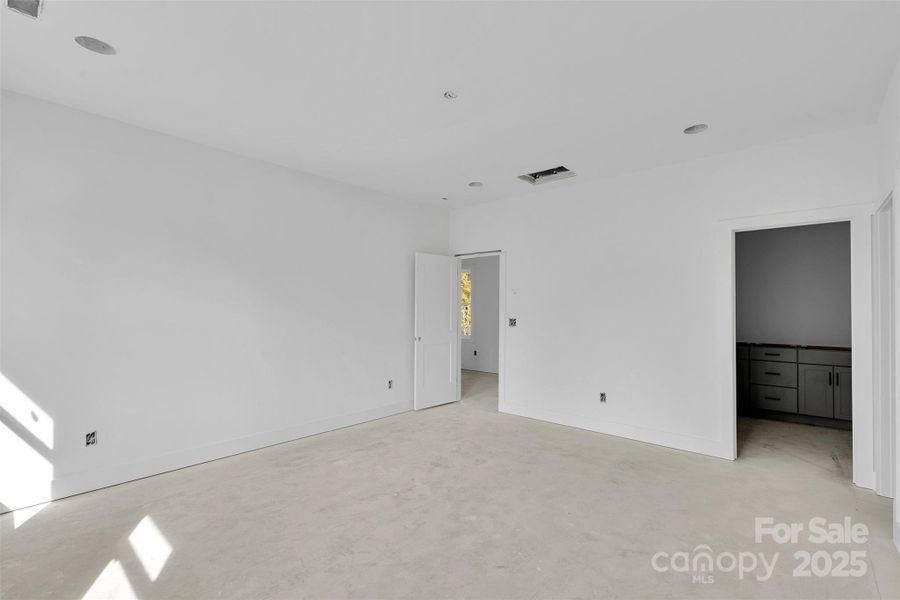 Spacious, unfurnished interior of a new home in , Charlotte (Image 9).