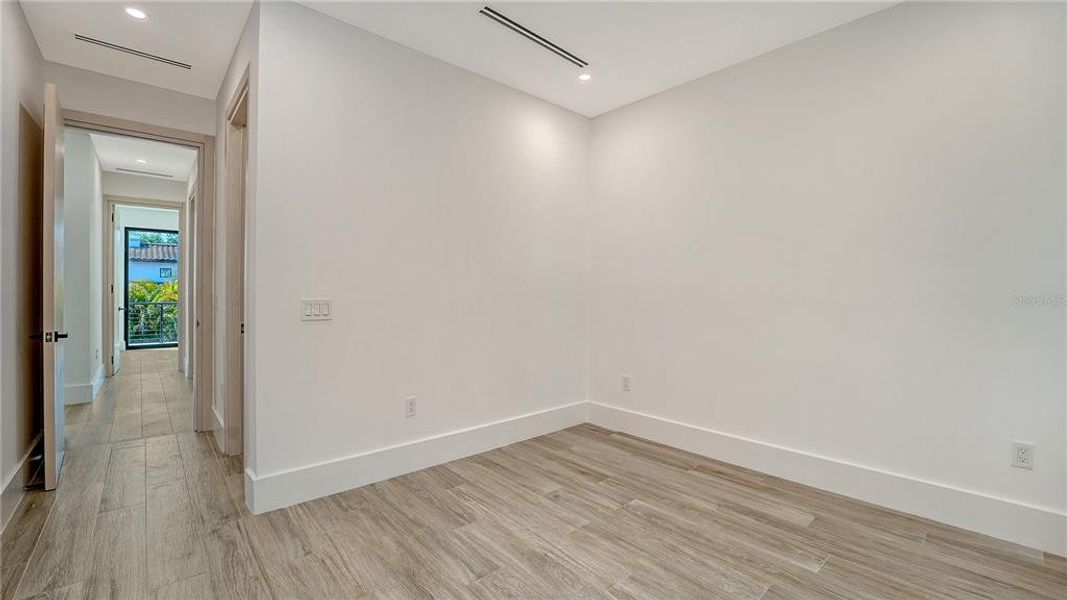 Spacious, unfurnished interior of a new home in , Sarasota (Image 48).