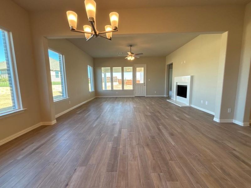 Spacious, unfurnished interior of a new home in Waterford Park, Weatherford (Image 8).