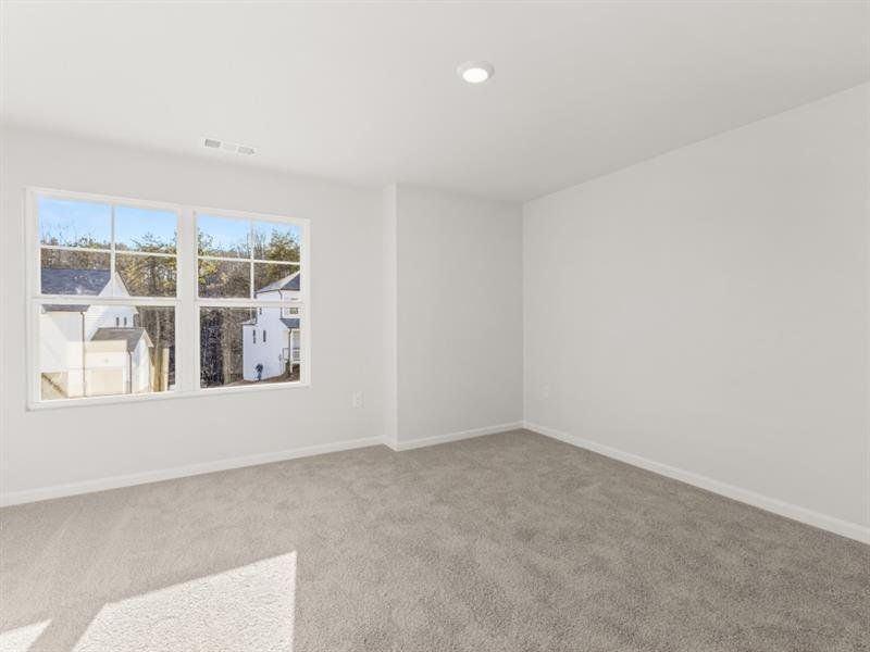 Spacious, unfurnished interior of a new home in Falcon Landing, Gainesville (Image 12).