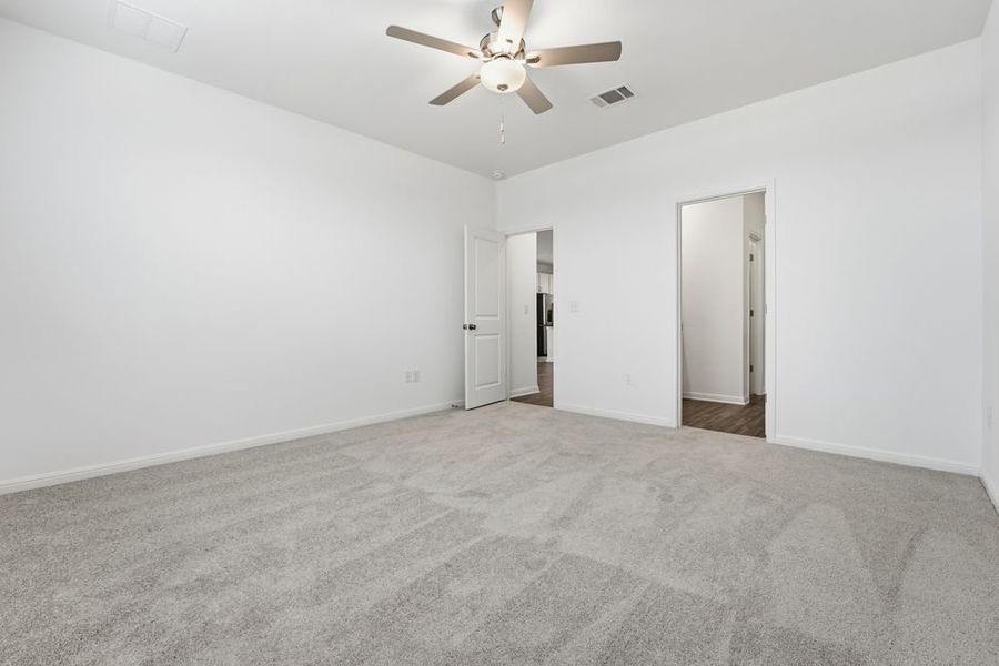 Spacious, unfurnished interior of a new home in Longview, Del Valle (Image 14).