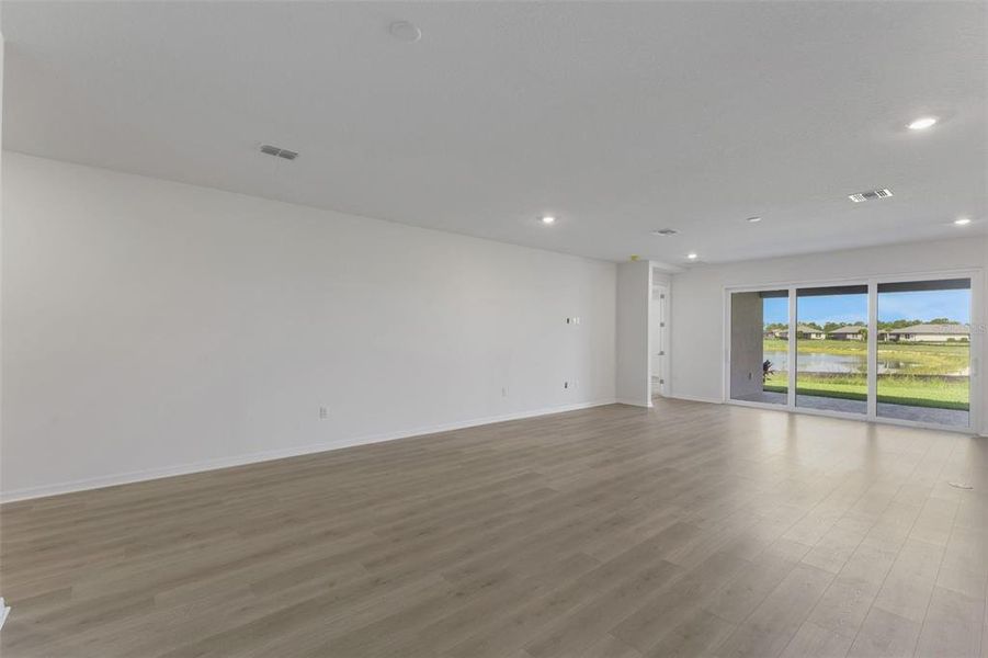 Spacious, unfurnished interior of a new home in Creekside Run at Babcock Ranch, Punta Gorda (Image 28). Spacious, unfurnished interior of a new home in Creekside Run at Babcock Ranch, Punta Gorda (Image 28).