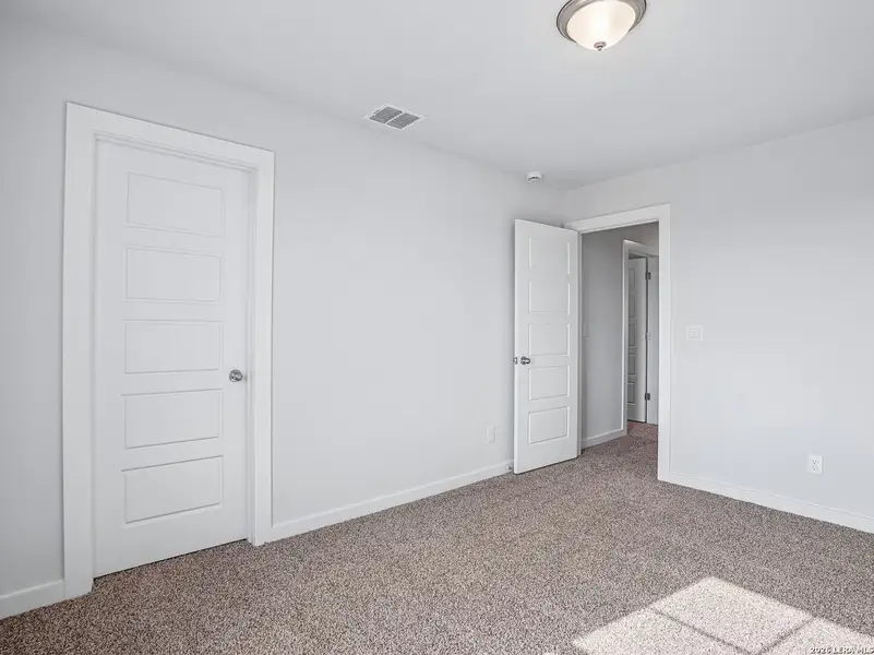 Spacious, unfurnished interior of a new home in , San Antonio (Image 23).