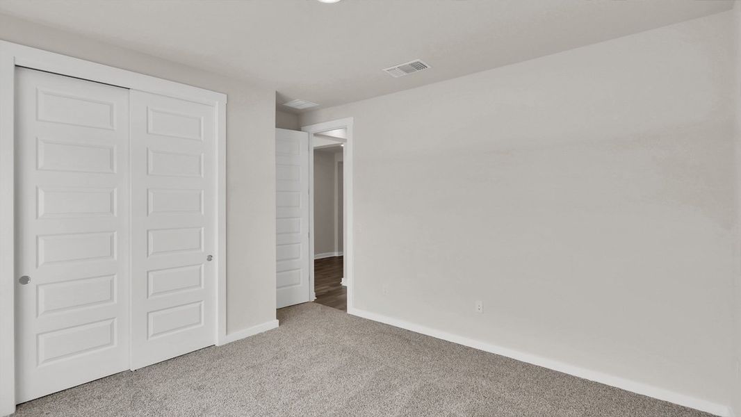 Spacious, unfurnished interior of a new home in Rosenbusch Ranch, Leander (Image 13).