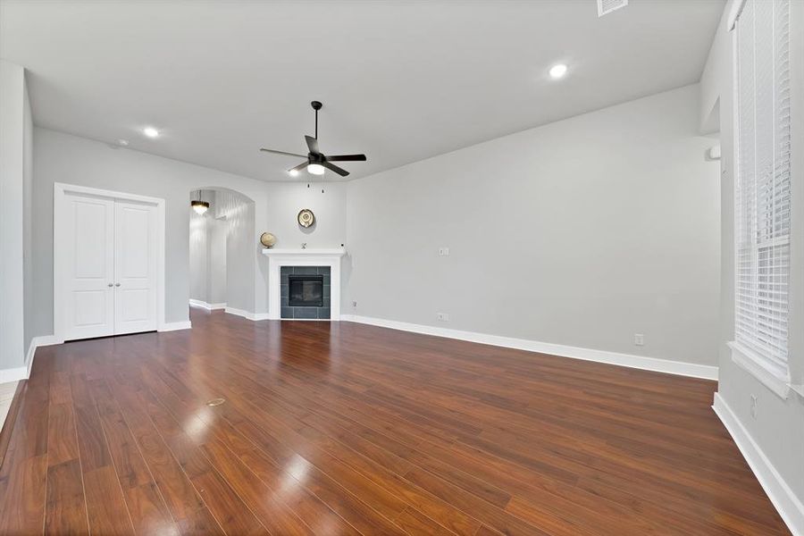 Spacious, unfurnished interior of a new home in , Fate (Image 23).
