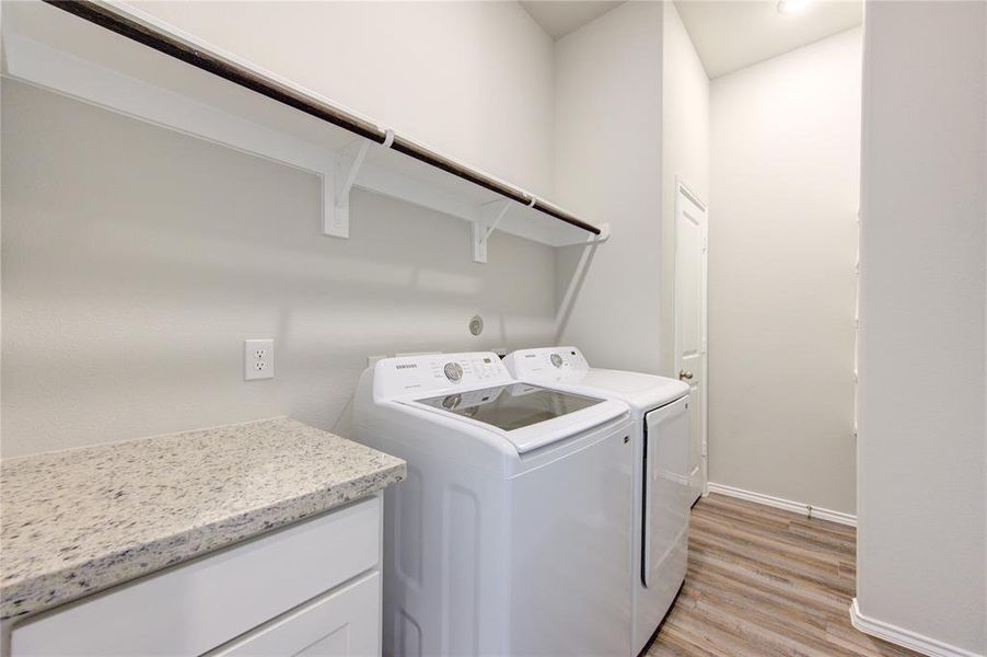 Granite folding counter + full capacity washer & dryer included!