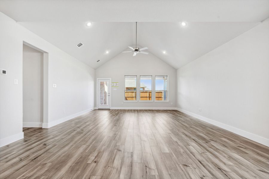 Spacious, unfurnished interior of a new home in Dove Hollow, Waxahachie (Image 19).