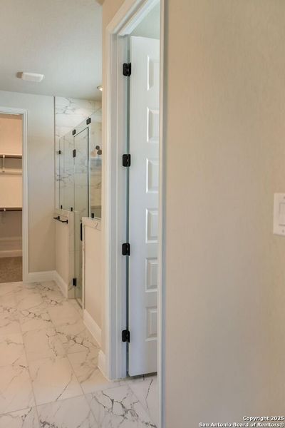 Spacious, unfurnished interior of a new home in Elkhorn Ridge, Fair Oaks Ranch (Image 9).