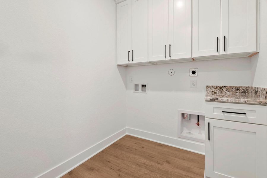 Additional cabinet space in the laundry room. Additional cabinet space in the laundry room.