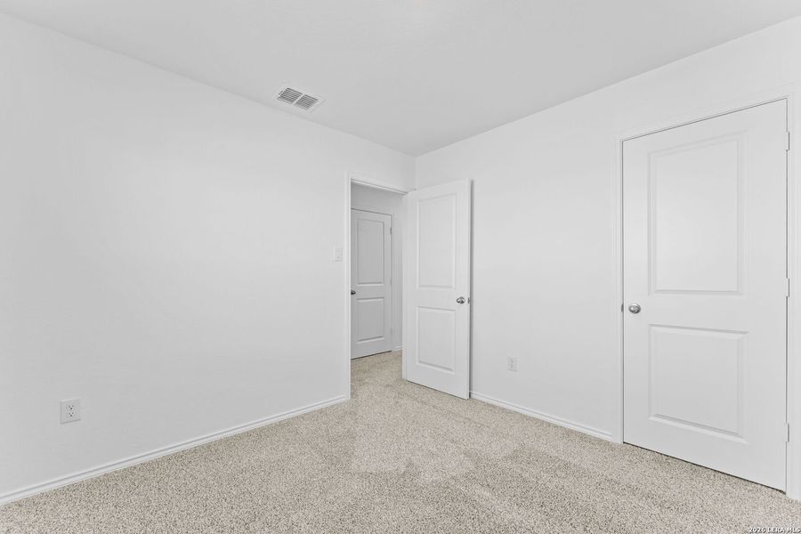 Spacious, unfurnished interior of a new home in Laurel Vistas, San Antonio (Image 12).
