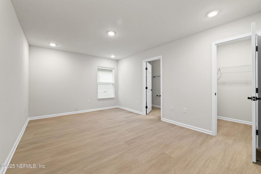 Spacious, unfurnished interior of a new home in , Jacksonville (Image 9).