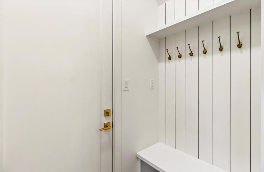 A functional vestibule designed for everyday convenience, it serves as a buffer between the outdoors and main living areas—ideal for dropping bags, shoes, and coats. A functional vestibule designed for everyday convenience, it serves as a buffer between the outdoors and main living areas—ideal for dropping bags, shoes, and coats.