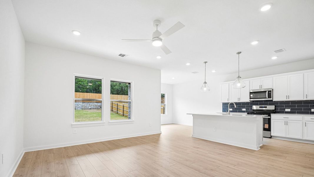 Spacious, unfurnished interior of a new home in Rosenbusch Ranch, Leander (Image 13).