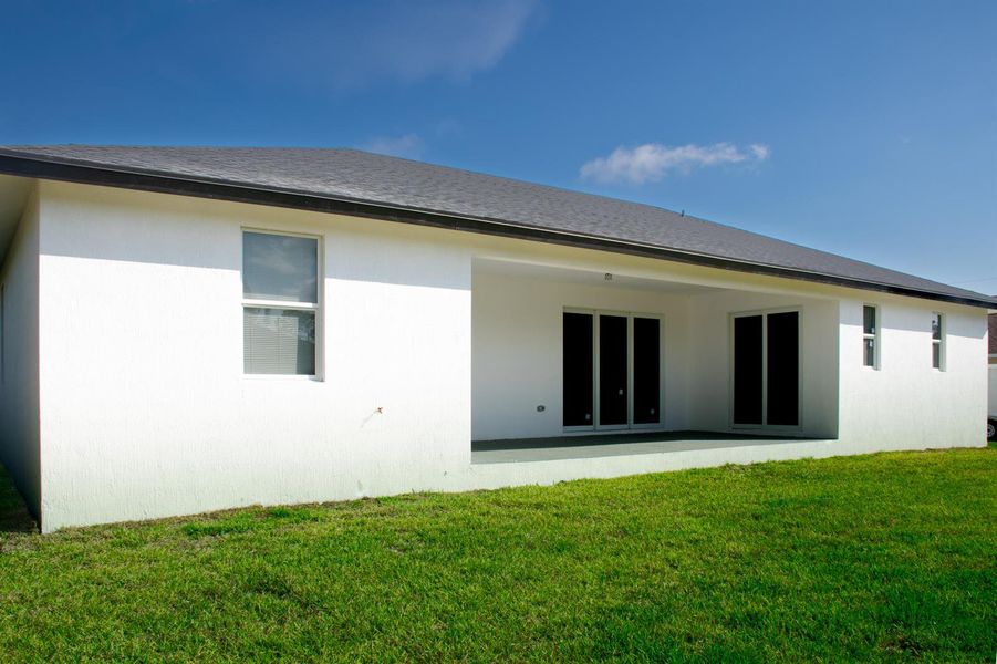 Spacious backyard Spacious backyard