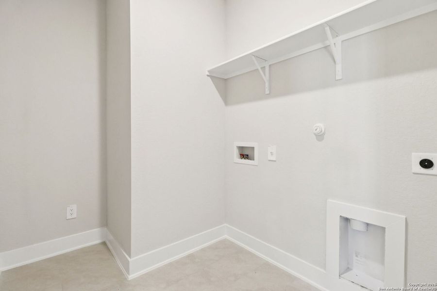 Spacious, unfurnished interior of a new home in Lark Canyon, New Braunfels (Image 12).