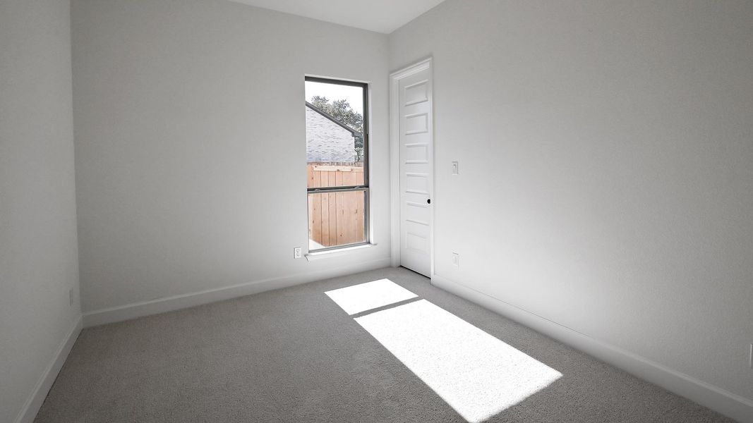 Spacious, unfurnished interior of a new home in 6 Creeks 50', Kyle (Image 14).