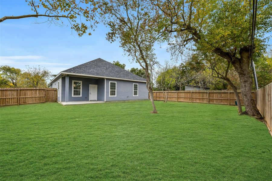 Exterior details and patio area of a home in , La Marque (Image 17).