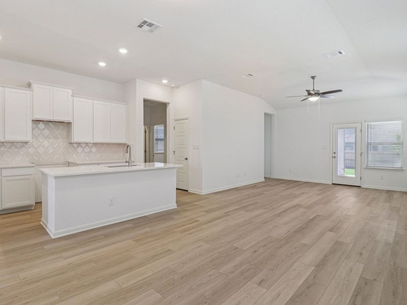 Spacious, unfurnished interior of a new home in Royal Crest, San Antonio (Image 12).