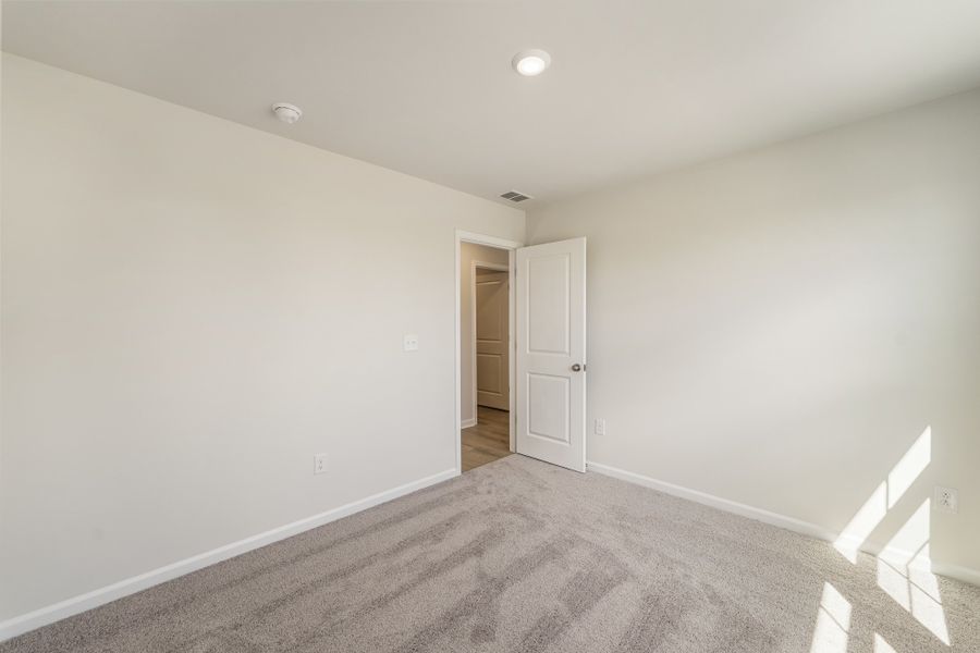 Spacious, unfurnished interior of a new home in Richmond Hill, Inman (Image 24).