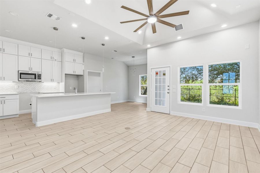 Spacious, unfurnished interior of a new home in , San Antonio (Image 16).